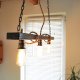 Dębowa lampa sufitowa, w stylu rustykalnym z dekoracyjnymi łańcuchami