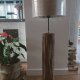Drewniana lampa stojaca