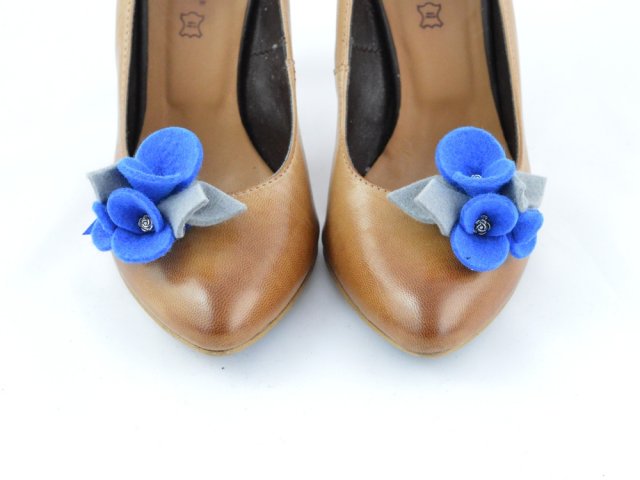 Klipsy do butów - Filcowe Bratki - niebieskie z szarością