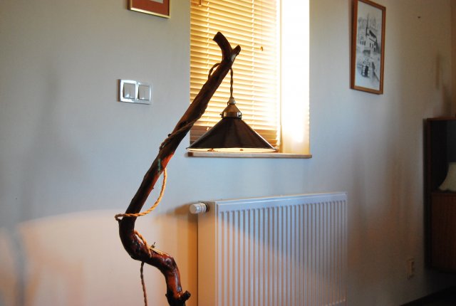 Lampa podłogowa z drewna gruszy z kloszem emaliowanym z lat 30 tych w kolorze brązowym, rustykalna lampa podłogowa