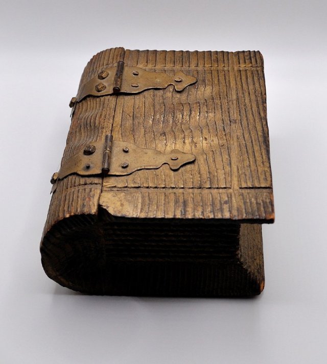Drewniana szkatułka puzderko książka