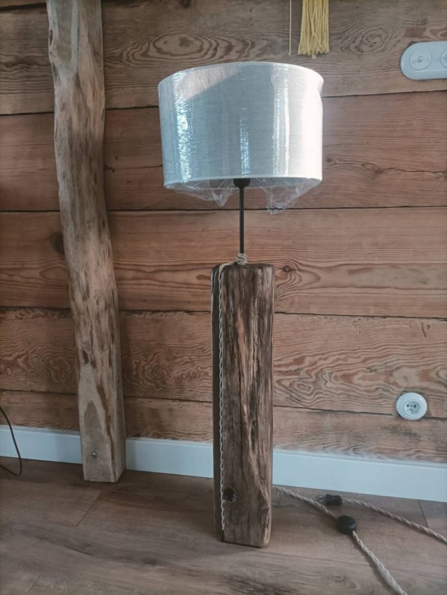 Drewniana lampa stojaca