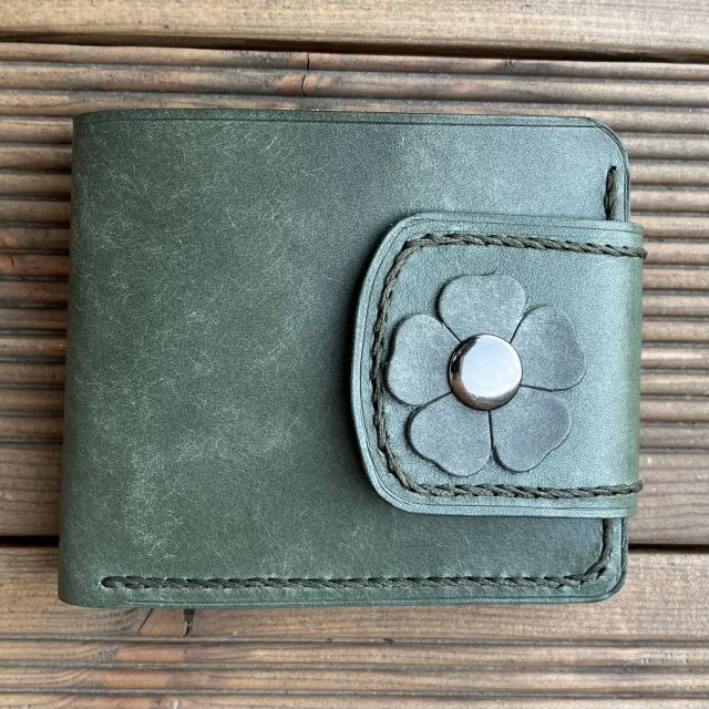 Zielony portfel ze skóry ręcznie uszyty na bilon.