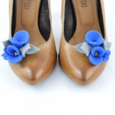 Klipsy do butów - Filcowe Bratki - niebieskie z szarością