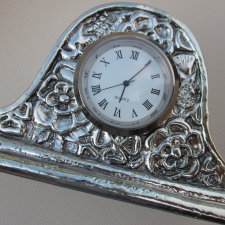 biżuteria dla wnętrza - efektowny, oryginalny,  kobiecy zegar -  metaloplastyka w szlachetnej odsłonie