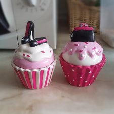 Dwa pojemniczki ceramiczne słodkości muffinki