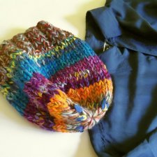 modna czapka kolorowa, modrakowa, fioletowa, z jedwabiem, z wełny, na drutach