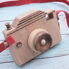 Drewniany aparat dla dzieci ze skórzanym paskiem