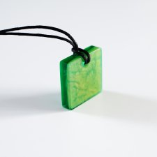 Kwadratowy wisior z żywicy epoksydowej zielono-złoty 2,5x2,5 cm