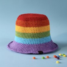 Tęczowy bucket hat na szydełku