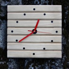 Niebanalny zegar drewniany z czerwonymi wskazówkami