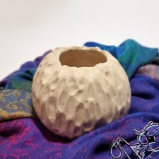 Beżowa, ceramiczna kula ozdobna