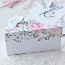 Pudełko kawałek tortu. Różane motyle