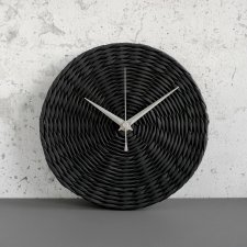 Czarny zegar ścienny z ekologicznej wikliny