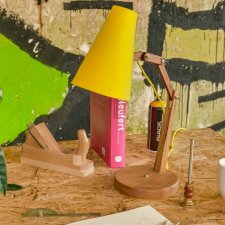 ZORYA - Unikalna, regulowana, drewniana lampka biurkowa | Żółta
