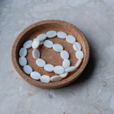 Zestaw białych bransoletek z masy perłowej