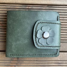 Zielony portfel ze skóry ręcznie uszyty na bilon.